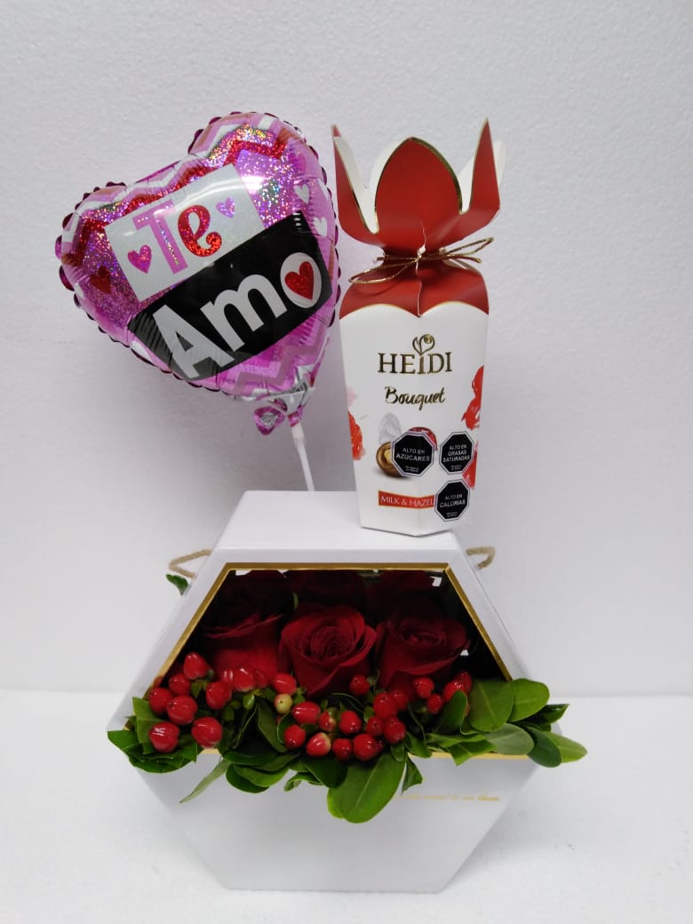 Caja con 6 Rosas más más Bombones Heidi Bouquet 120 Grs y Globito NO DISPONIBLE